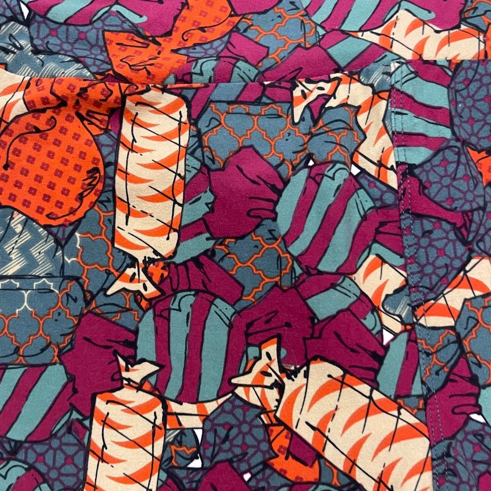 20% off 3+ items candy leggings in OS. NEVER WORN…